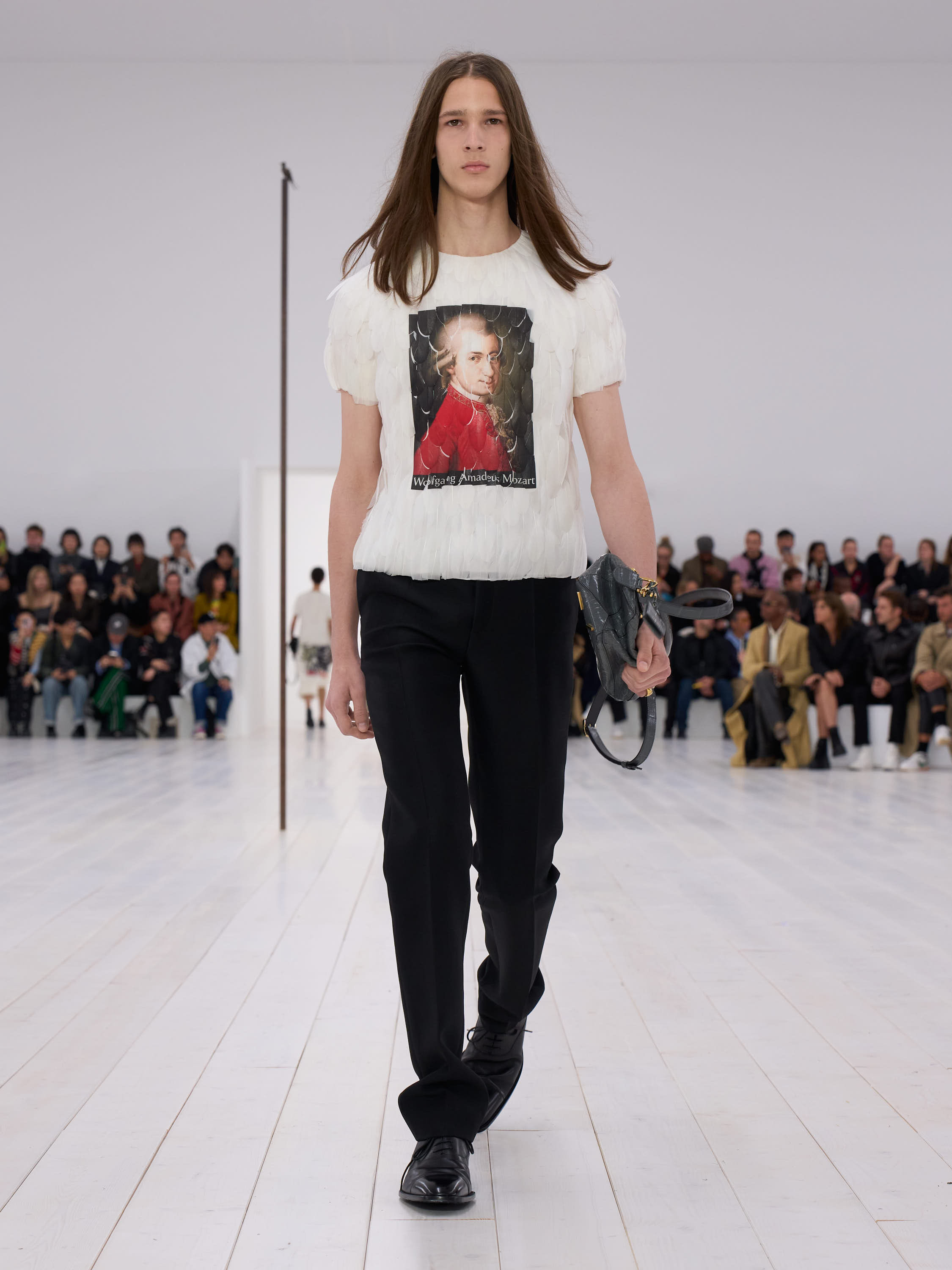 2025年春夏ウィメンズ ファッションショーコレクション | LOEWE